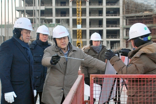 황각규 롯데지주 부회장(맨 좌측)이 중국 '선양 롯데월드' 공사 현장을 찾아 직원들로부터 관련 설명을 듣고 있다. 롯데그룹 제공