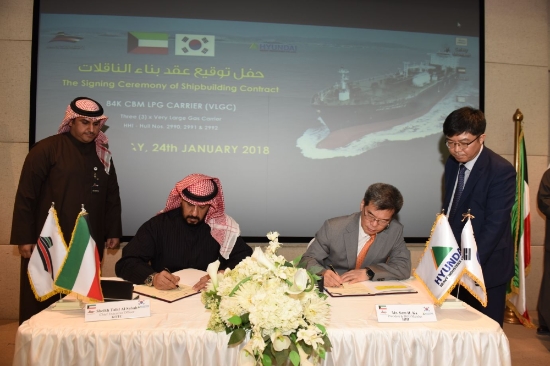 현대중공업은 지난 24일 쿠웨이트 국영 선사인 KOTC(Kuwait Oil Tanker Company)사와 8만 4천 입방미터(㎥) 급 초대형 LPG운반선(VLGC: Very Large Gas Carrier) 3척, 2.2억불 규모의 선박 건조계약을 체결했다. (우측 현대중공업 가삼현 사장, 좌측 KTOC 셰이크 탈랄 칼레드 알-아마드 알-사바 CEO) 사진=현대중공업그룹.