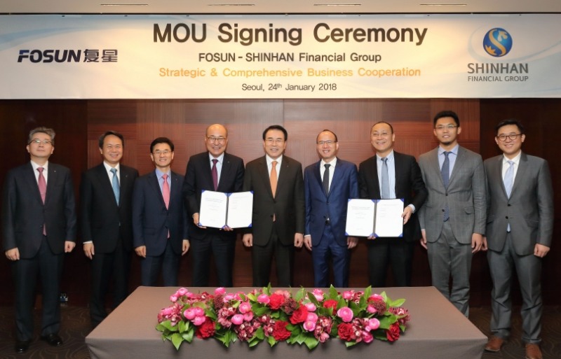 신한금융그룹은 24일 오전 서울 중구에 위치한 신라호텔에서 중국 푸싱 그룹과 전략적·포괄적 업무제휴(MOU)를 체결했다. 이날 체결식 후 양사 관계자들이 기념촬영을 하고 있다. 왼쪽에서 다섯번째 신한금융그룹 조용병 회장, 여섯번째 푸싱그룹 궈광창 회장 / 사진제공= 신한금융지주