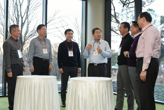 △(왼쪽부터) 하현회 (주)LG 부회장, 박진수 LG화학 부회장, 차석용 LG생활건강 부회장, 구본준 LG 부회장, 권영수 LG유플러스 부회장, 한상범 LG디스플레이 부회장, 조성진 LG전자 부회장