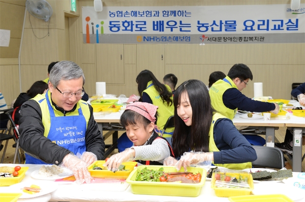 △NH농협손해보험은 26일, 서대문장애인종합복지관과 함께 ‘동화로 배우는 농산물 요리교실’ 교육과정을 개설했다. 오병관 대표이사(사진 왼쪽)와 헤아림 봉사단이 장애아동과 함께 교육과정에 참여하고 있다. / 사진=NH농협손해보험