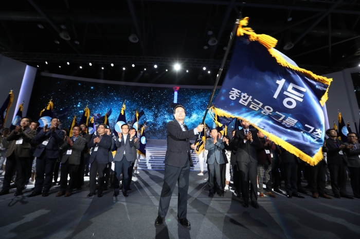 지난 27일 경기도 일산 킨텍스에서 열린 ‘2018상반기 경영전략회의’에서 손태승 행장이  ‘1등 종합금융그룹 구축’ 깃발을 흔들고 있다. / 사진= 우리은행