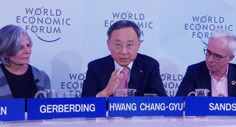 △ 황창규(가운데) KT 회장이 지난 25일(현지시간) 스위스 다보스에서 열린 ‘다음 세대의 감염병 준비’ 세션에서 감염병 확산방지 플랫폼에 대해 설명하고 있다 / 사진=KT