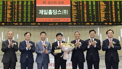 ▲ KB증권은 통합 출범 원년부터 대형지주회사인 ‘제일홀딩스’ IPO를 지난해 6월 성사시키며 성과를 자축했다. 채권발행 주관 분야 명성에 더해 IPO·M&A 주관등 CIB 업무 전반에 걸친 명가로 발돋움하기 위해 백방으로 뛰고 있다.