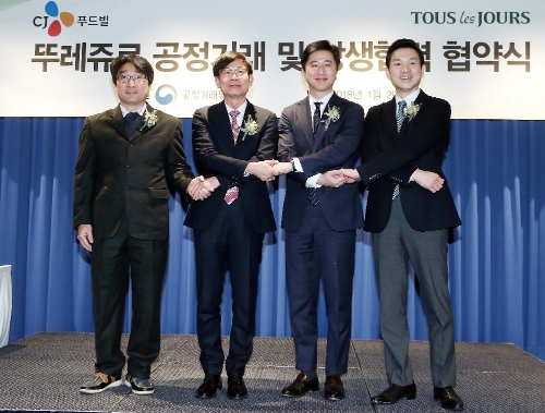 (좌측부터)29일 그랜드엠베서더 서울호텔에서 CJ푸드빌 뚜레쥬르가 개최한 가맹점주와의 공정거래협약 체결식에서 이용주 뚜레쥬르 가맹점 협의회장, 김상조 공정거래위원장, 구창근 CJ푸드빌 대표이사, 김찬호 CJ푸드빌 베이커리본부장이 기념촬영을 하고 있다. CJ푸드빌 제공