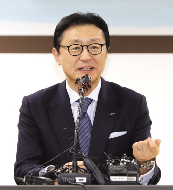 ▲사진 : 유상호 한국투자증권 사장•1985 한일은행•1998~1999 대우증권 런던현지법인 부사장 / 리스크관리부장•1999 ~ 2002 메리츠증권 상무이사 / 전략사업본부장 겸 기획재경 본부장•2002 ~`현재 한국투자증권(합병 전 구 동원증권 포함) 부사장(IB본부 및 법인영업/ 국제영업본부장 겸임) 부사장(본사영업 총괄) 부사장(기획 총괄) 대표이사 사장•전 한국거래소 비상임이사•전 한국투자공사(KIC) 운영위원•전 금융감독원 금융감독자문위원회 위원•현 한국금융투자협회 비상근 부회장•현 한국금융투자협회 자율규제자문위원회 위원장•연세대학교 경영학과 졸업•The Ohio State University 대학원 졸업(MBA)