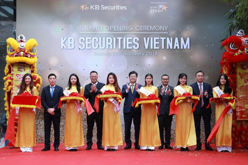KB증권 자회사 'KBSV' 공식 출범식에서 KB증권 전병조 사장(왼쪽부터 세번째), KBSV 맥쾅휘 사장(왼쪽부터 네번째)을 비롯한 주요 참석자들이 테이프 커팅식을 진행하고 있다./사진=KB증권