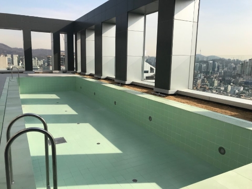 L7 홍대 최상부에 위치한 야외 루프톱 수영장. 신미진 기자