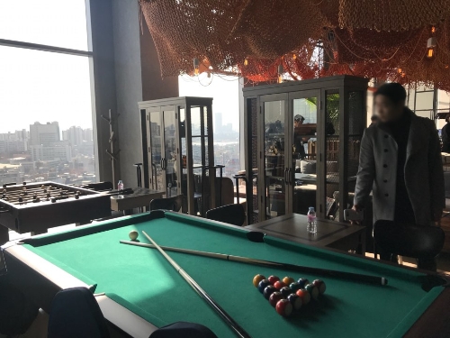 L7 홍대 21층에는 당구대와 LP 콜렉션 등이 갖춰진 블루 루프 라운지가 들어서있다. 신미진 기자