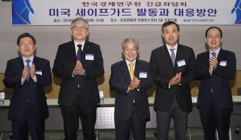 △(왼쪽부터) 송원근 한경연 부원장, 정인교 인하대 교수, 권태신 한경연 원장, 최원목 이화여대 교수, 김형주 LG경제연구원 연구위원