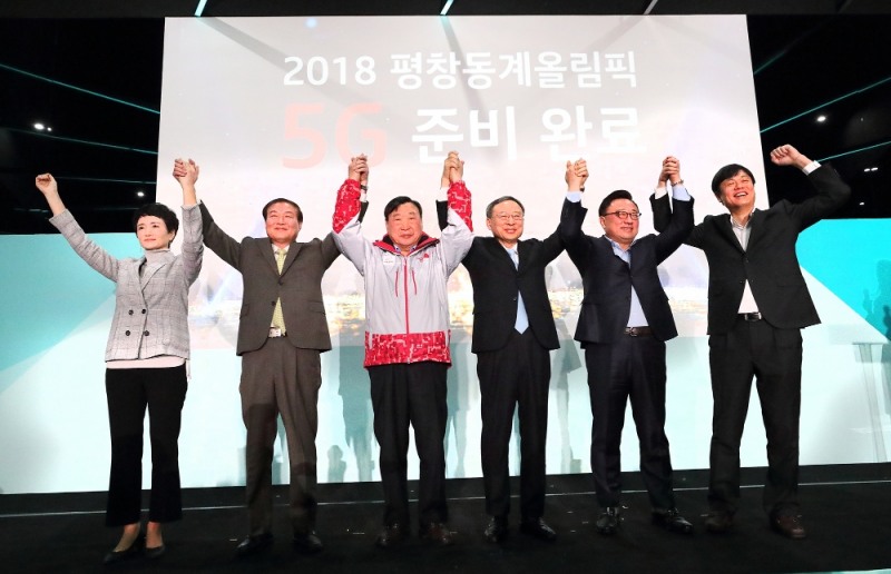 △(왼쪽부터) 권명숙 인텔코리아 사장, 정만호 강원도 부지사, 이희범 평창 동계올림픽대회 조직위원장, 황창규 KT 회장, 고동진 삼성전자 사장, 장병규 4차산업혁명위원회 위원장