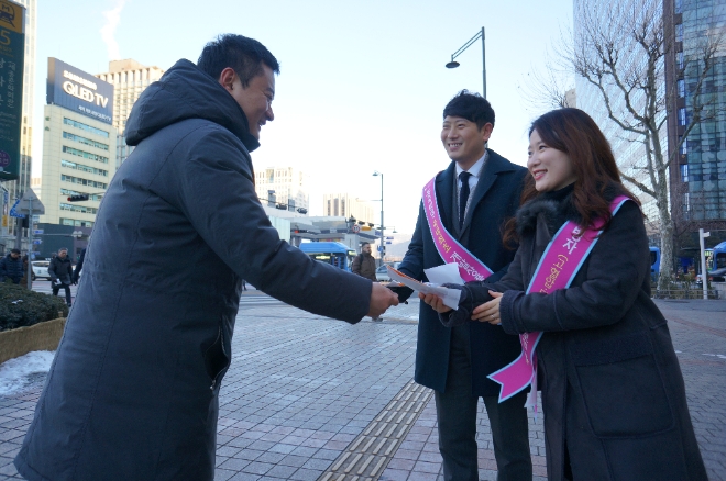 △흥국생명 직원 일동이 각 지역에서 고객들에게 핫팩과 상품안내장을 나눠주고 있다. / 사진=흥국생명