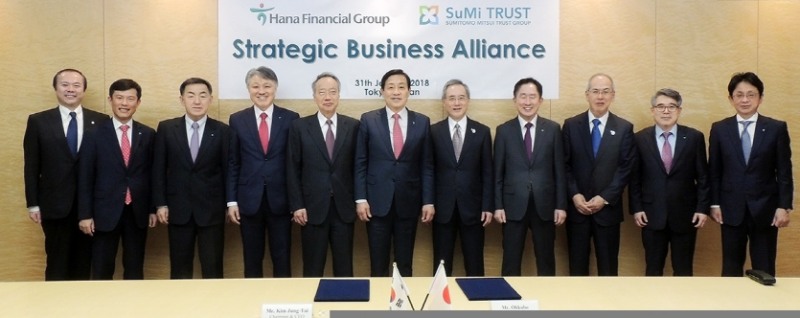 하나금융그룹은 일본 미쓰이스미토모신탁그룹과 지난 31일 오후 미쓰이스미토모신탁그룹 도쿄 본사에서 업무제휴 확대를 위한 협약식을 갖고, 글로벌 & 핀테크, 자산관리, 신탁업, 투자은행(IB) 부문 및 인재교류 등 5개 부문에서 상호협력을 강화키로 했다. 김정태 하나금융그룹 회장(사진 왼쪽에서 여섯번째)과 츠네카게 히토시 미쓰이스미토모신탁그룹 회장(사진 왼쪽 다섯번째), 오쿠보 테츠오 미쓰이스미토모신탁그룹 지주사 사장(사진 왼쪽에서 일곱번째), 이진국 하나금융투자 사장(사진 왼쪽에서 여덟번째) 등 양 그룹 관계자들이 협약 체결 후 기념촬영을 하고 있다. / 사진= 하나금융지주