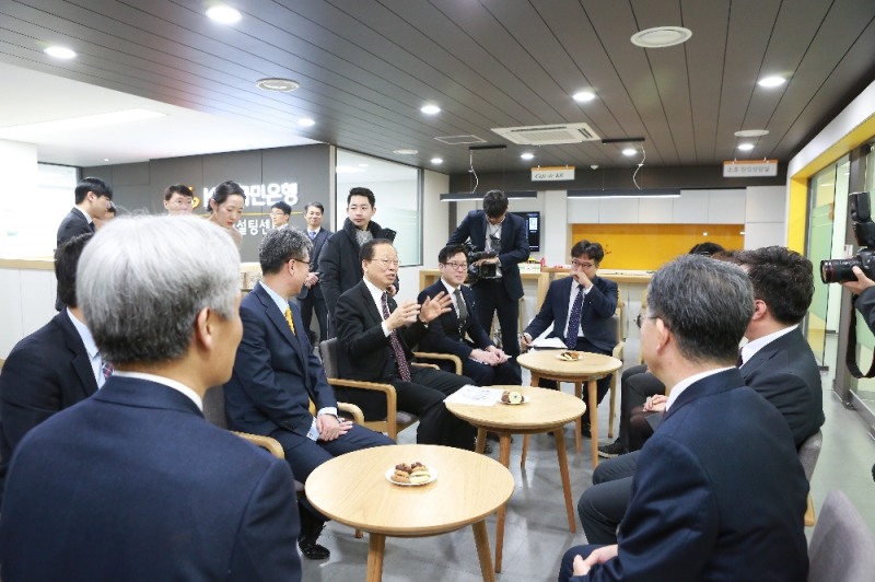 △최흥식 금감원장이 KB국민은행 사당동 지점 자영업자 전담창구를 방문하고 있다./사진=금융감독원