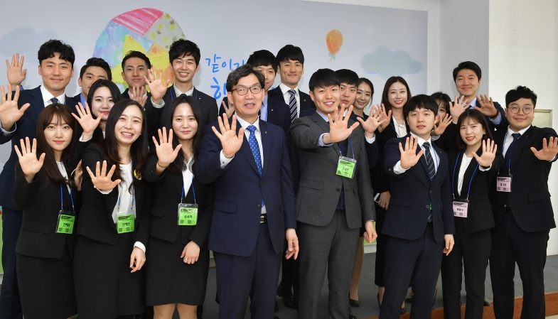 1일 청주시에 위치한 농협청주교육원에서 이대훈 농협은행장(왼쪽에서 네 번째)이 신입행원들과 기념사진을 촬영하고 있다, / 사진= NH농협은행