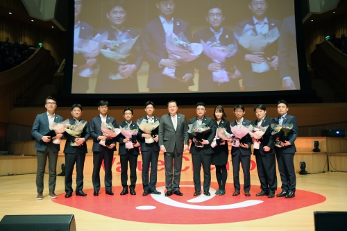 2일 잠실 롯데콘서트홀에서 롯데 각 계열사 팀장 2000여명이 모여 ‘2018 팀장 콘퍼런스’를 개최한 가운데 황각규 롯데지주 대표이사(가운데)와 올해의 팀장 시상식에서 수상한 팀장들이 기념촬영을 하고 있다. 롯데그룹 제공