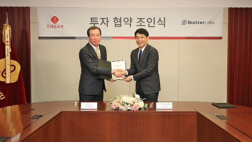 5일 서울 양평동 롯데홈쇼핑 본사에서 이완신 롯데홈쇼핑 대표이사(좌)와 조원규 스켈터랩스 대표가 투자협약 조인식을 진행하고 기념촬영을 하고 있다. 롯데홈쇼핑 제공