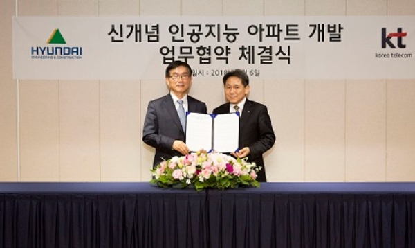 이영철 현대건설 건축사업본부 전무(사진 왼쪽)와 이필재 KT 부사장(사진 오른쪽)이 6일 서울 종로구 계동 현대건설 사옥에서 신개념 AI 아파트 개발을 위한 업무협약식을 체결했다. 사진=현대건설.
