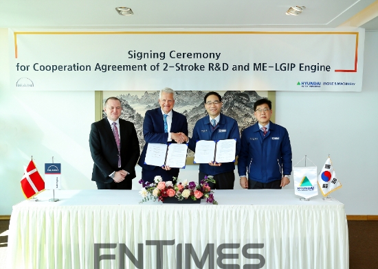 6일 현대중공업이 최근 덴마크 만 디젤&터보사와 LPG-디젤 이중연료엔진 개발 협약을 맺었다.(오른쪽 두 번째부터 현대중공업 장기돈 엔진사업 대표, 만 디젤&터보사 클라우스 엥버그(Klaus Engberg) 부사장). 사진=현대중공업.