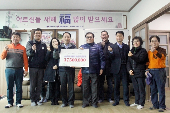6일 동국제강 당진공장 임직원이 당진시 송악읍 한진 1,2리에 거주하는 어르신들께 설맞이 생활지원금을 전달하는 모습. 사진=동국제강.