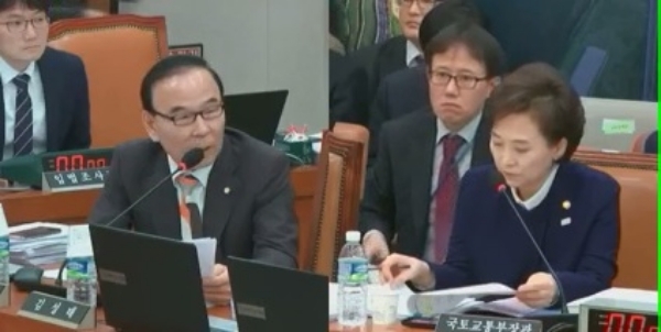 6일 열린 국회 국토교통위원회 전체회의에서 질의응답하고 있는 박덕흠 자유한국당 의원(사진 왼쪽)과 김현미 국토교통부 장관(사진 오른쪽). 사진=국회의사중계시스템 켭쳐.