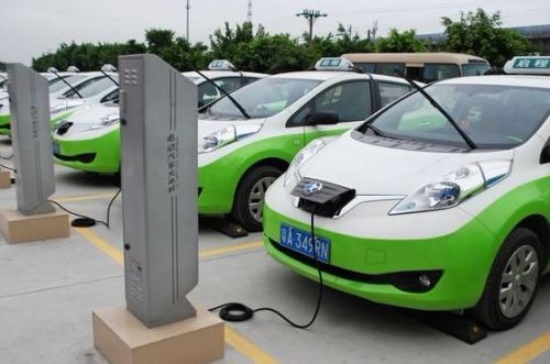 2일 중국 공업화신식부가 2018년 1차 친환경차 보조금 지급 대상에서 LG화학·삼성SDI 등 한국 업체의 배터리가 탑재한 전기차를 제외한 순수전기차(EV), 플러그인하이브리드(PHEV) 등 59개사 118개의 차종을 선정했다.