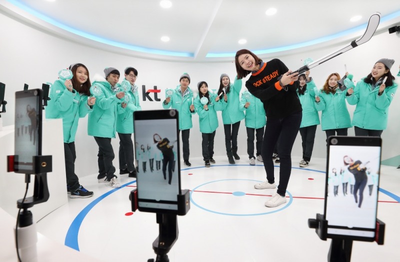 △광화문 KT 라이브사이트에서 시연모델이 5G 기술을 이용한 '아이스하키 챌린지'를 체험해보고 있다