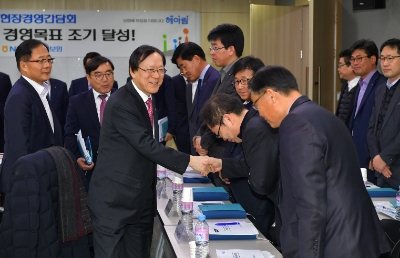 7일 서울 서대문 NH농협손해보험 본사에서 열린 현장경영간담회에서 NH농협금융지주 김용환 회장(왼쪽 세 번째)이 NH농협손해보험 임직원들과 인사를 나누고 있다, / 사진= 농협금융지주