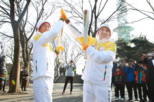 함영주 KEB하나은행장(사진 오른쪽)이 2018 평창동계올림픽 성화 봉송 주자로 참여한 모습 / 사진= KEB하나은행(2018.01.15)