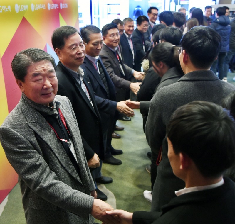 △7일 서울 코엑스 인터컨티넨탈 호텔에서 열린 ‘LG 테크노 콘퍼런스’에서 구본준 LG 부회장(왼쪽 첫번째)이 석박사 인재들과 악수하고 있다