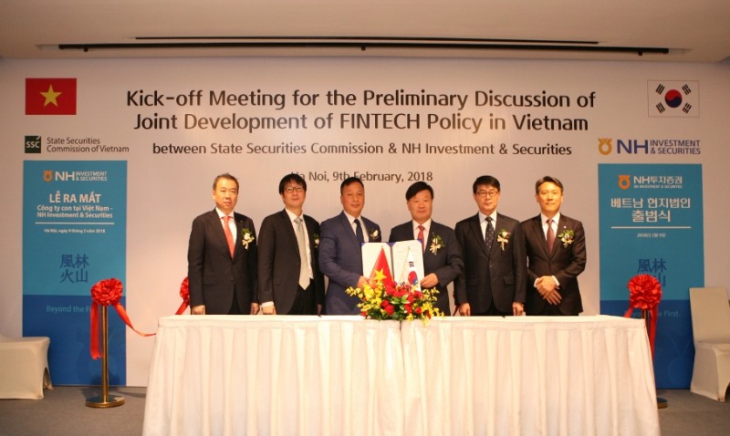 (왼쪽부터) 문영태 NH투자증권 베트남 현지법인장, 김범구 주베트남대사관 국세관, 부 치 중 베트남 증권위원회 국제협력국장, 김원규 NH투자증권 사장, 이해송 금융감독원 하노이 주재 소장, 박대영 NH투자증권 경영전략본부장