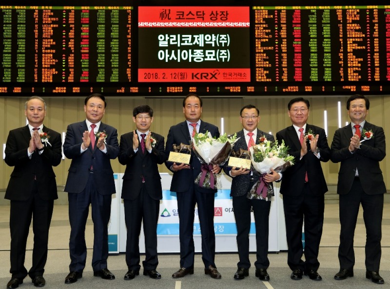 (왼쪽부터) 최규준 한국IR협의회 부회장, 김영규 IBK투자증권 대표이사, 정운수 한국거래소 코스닥시장본부장 직무대행, 이항구 알리코제약(주) 대표이사, 류경오 아시아종묘(주) 대표이사, 나재철 대신증권 대표이사, 김재철 코스닥협회 회장