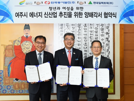 7일 주영걸 현대일렉트릭 사장(왼쪽부터)과 원경희 여주시장, 박희성 동서발전 사장 직무대행이 ‘여주시 에너지 신산업 업무협약’ 체결식 가졌다. 사진=현대일렉트릭.