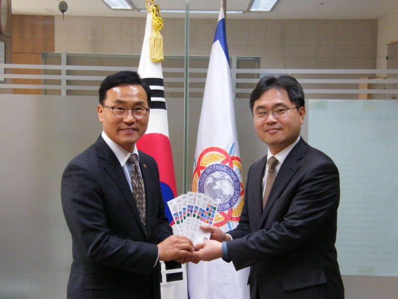△홍재기 한화 전략지원실장(왼쪽)이 이남우 국방부 인사복지실장에게 올림픽 입장권을 전달하고 있다