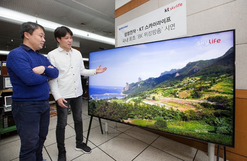 △삼성전자와 KT스카이라이프 직원이 12일 서울 목동 KT스카이라이프 방송센터에서 올해 출시 예정인 2018년형 삼성 QLED TV(85형)를 이용해 8K UHD 전국 단위 방송 시연을 하고 있다 / 사진=삼성전자