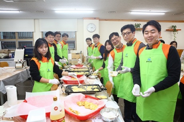 한화건설이 12일 설 맞이 임직원 봉사활동을 펼쳤다. 사진=한화건설.