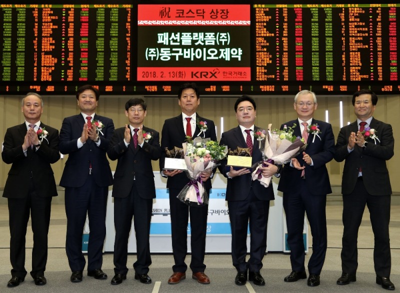 (왼쪽부터) 최규준 한국IR협의회 부회장, 신요환 신영증권 대표이사, 정운수 한국거래소 코스닥시장본부장 직무대행, 박원희 패션플랫폼(주) 대표이사, 조용준 (주)동구바이오제약 대표이사, 정영채 NH투자증권 IB사업부 대표, 김재철 코스닥협회 회장