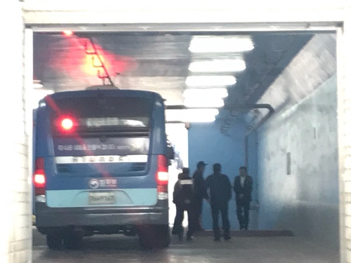 13일 서울중앙지법 형사합의22부 심의로 열린 ‘최순실 국정농단 사건’ 재판 1심 선고공판에서 법정구속된 신동빈 롯데그룹 회장이 호송차량으로 이동하고 있다. 신미진기자