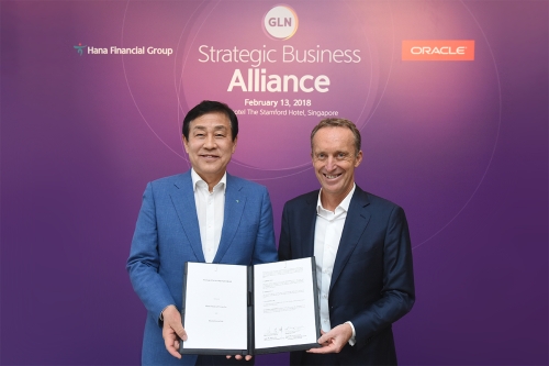 김정태 하나금융그룹 회장(사진 왼쪽)이 13일 오전 싱가포르 스위소텔 더 스탬포드 호텔에서 로익 르 귀스케(Loic Le Guisquet) 오라클 유럽 및 아태평양 총괄사장과 글로벌 로열티 네트워크(Global Loyalty Network, 이하 ‘GLN') 구축 및 공동 마케팅을 위한 전략적 파트너십을 체결하고 기념사진 촬영을 하고 있다. / 사진= 하나금융지주