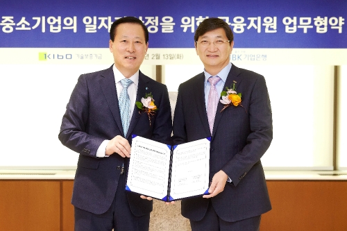 김도진 기업은행장(왼쪽)과 김규옥 기술보증기금 이사장이 13일 을지로 소재 기업은행 본점에서 협약식을 마치고 기념촬영을 하고 있다. / 사진= 기업은행