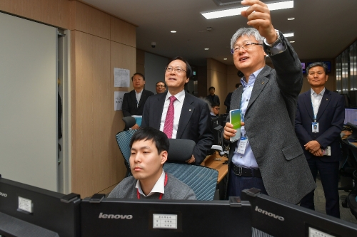 13일 NH농협금융지주 김용환 회장(두 번째 줄 왼쪽 첫 번째)이 경기도 의왕시 포일동에 위치한 NH통합IT센터에 방문해 설 연휴 기간 비상운영을 위한 현장점검을 하고 있다. / 사진= NH농협금융지주