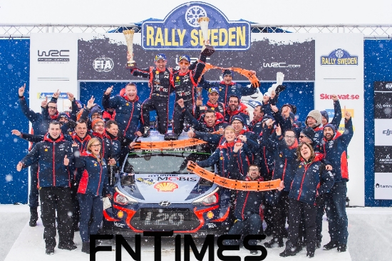 18일(현지시간) 현대 월드랠리팀 선수 및 관계자들이 2018 WRC 스웨덴 랠리에서 기념 사진을 촬영했다. 사진은 신형 i20 랠리카 위에서 니콜라스 질술(Nicolas Gilsoul, 왼쪽)과 티에리 누빌(Thierry Neuville)이 우승컵을 들고 환호하는 모습. 사진=현대자동차.