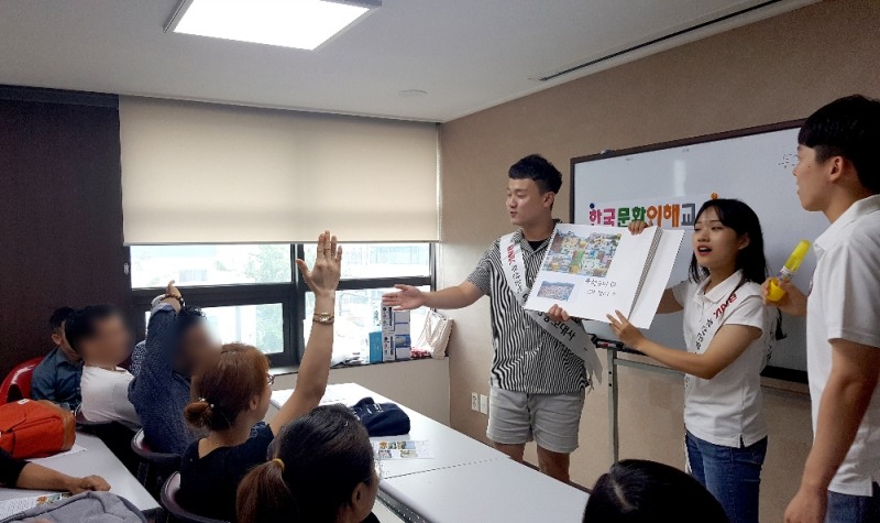 △부산은행 대학생 홍보대사가 지난해 7월 부산 사상구 소재 외국인근로자지원센터에서 외국인을 대상으로 한국문화와 부산에 대한 교육을 진행하는 모습./ 사진제공=BNK부산은행