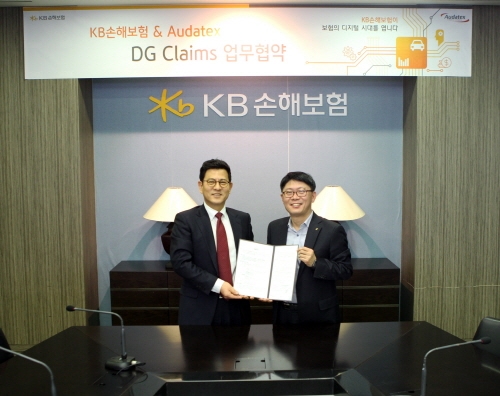 △MOU 협약식에 참석한 KB손해보험 자동차보험부문장 이평로 상무(우측)와 아우다텍스코리아 정수천 한국지사장(좌측)이 업무협약(MOU)체결 후 기념사진을 촬영하고 있다. / 사진=KB손해보험