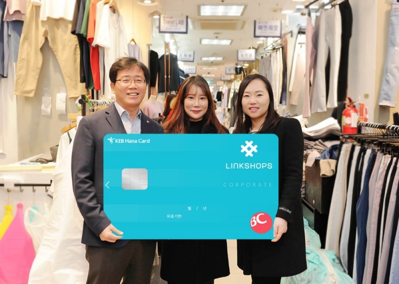 △김진철 BC카드 마케팅부문장(왼쪽)과 ‘동대문 사입카드’ 발급 고객 김태은씨(가운데), 서경미 링크샵스 대표가 기념촬영을 하고 있다./사진=BC카드