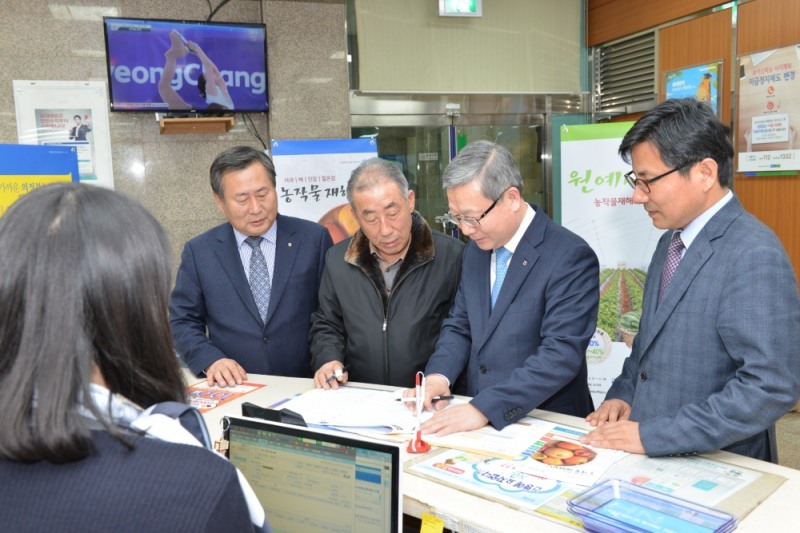 △오병관 농협손해보험 대표이사(사진 왼쪽 세 번째)가 최영달 의정부농협 조합장(사진 왼쪽 첫 번째), 박춘성 농업정책보험금융원 본부장(사진 오른쪽)과 함께 농업농작물재해보험에 가입하는 농업인 권석주(사진 왼쪽 두 번째)씨에게 보장내용을 설명하고 있다. / 사진=NH농협손해보험