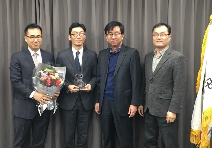 △공무원연금공단은 2017년 사회책임투자형 부문 우수 운용사로 NH-아문디자산운용을 선정해 20일 감사패를 수여했다./사진=NH-아문디자산운용