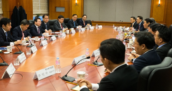 김용범 금융위원회 부위원장은 22일 서울 영등포구 의사당대로 금융투자협회에서 열린 증권사 사장단 간담회에 참석해 '상장회사 주주총회 활성화 방안'의 취지와 주요 내용에 대해 설명하고, 상장회사의 원활한 주주총회 운영을 위한 증권회사들의 적극적인 역할과 지원을 당부했다. / 사진= 금융위원회