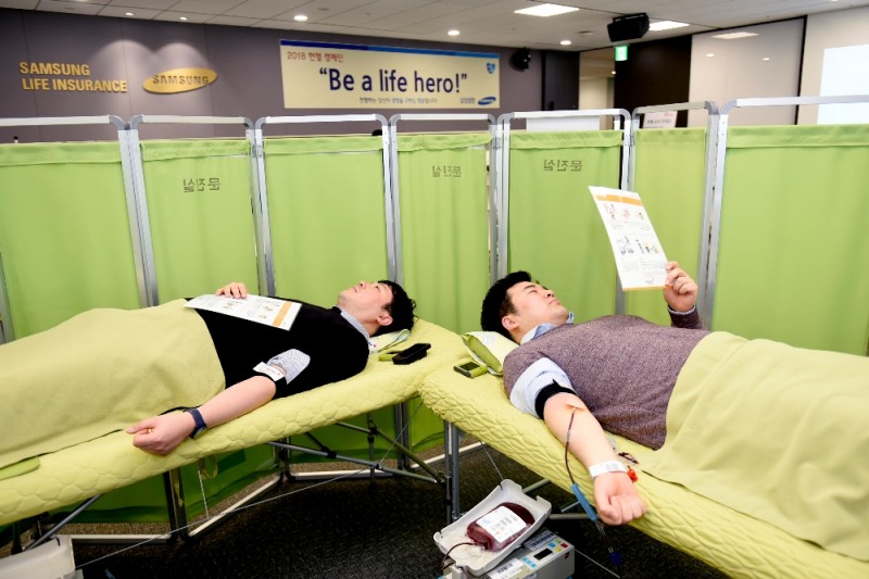 △지난 21일 서울 서초구 삼성생명 본사에서 헌혈캠페인에 참여한 삼성생명 임직원들이 헌혈을 하고 있다. / 사진=삼성생명