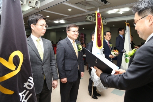△산업통상자원부장관상 시상식에 참석한 KB손해보험 법인영업2본부장 홍건표 상무(좌측 두번째)가 산업통상자원부 최영수 과장으로부터 표창을 수상하고 있다. / 사진=KB손해보험